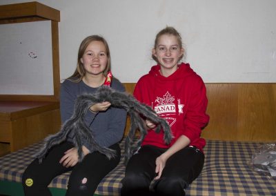 Karoline og Sarah flytter – men edderkoppen blive - Vesterlund Efterskole